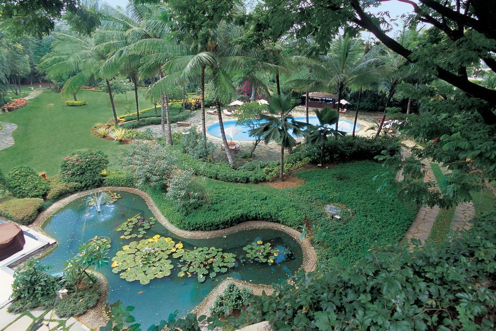 فندق ذا أوبروي بنجلور بنغالور المظهر الخارجي الصورة The pool at the Taj Bengal